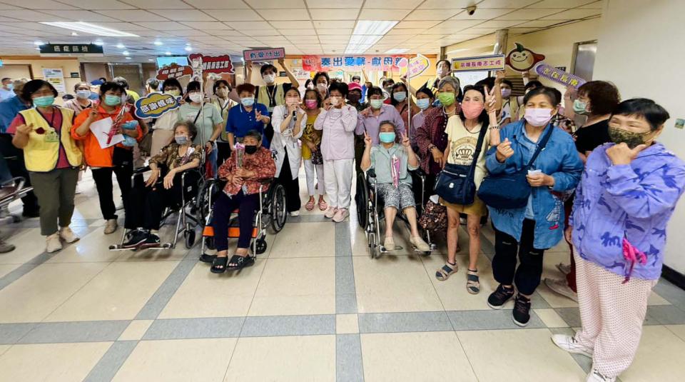 高雄長庚醫院母親節溫馨送暖系列活動 癌友快閃演繹組曲結合志工分送康乃馨表祝福