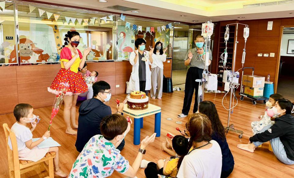 高雄長庚醫院母親節溫馨送暖系列活動 癌友快閃演繹組曲結合志工分送康乃馨表祝福