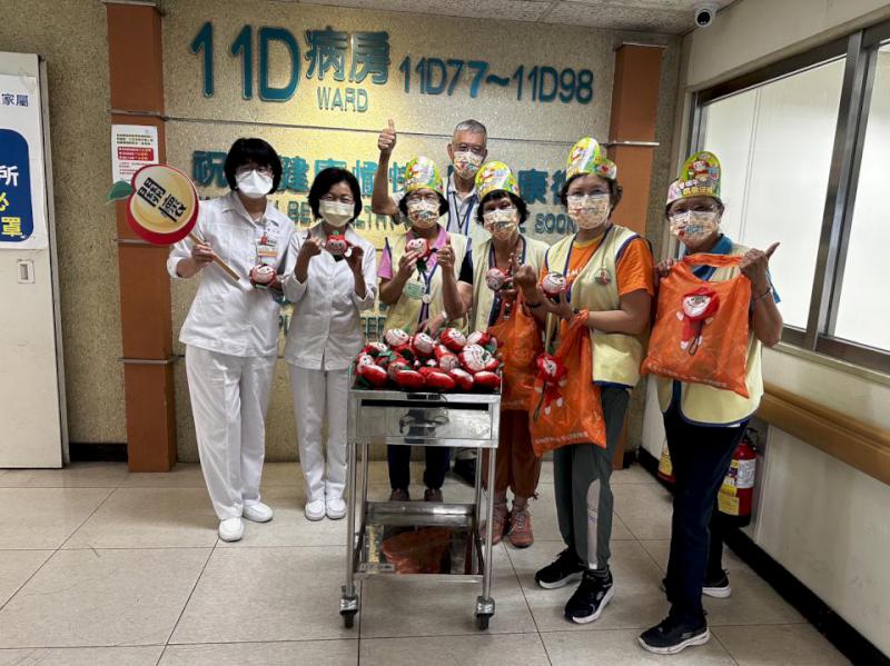 高雄長庚醫院社福課號召志工包裝祝福禮 贈病友家屬提前賀端午
