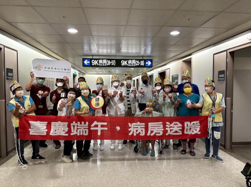 高雄長庚醫院社福課號召志工包裝祝福禮 贈病友家屬提前賀端午
