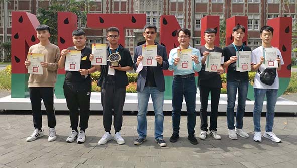 111年全國高中專業群科專題及創意製作賽 高英工商創意組奪1金1佳作優良教師