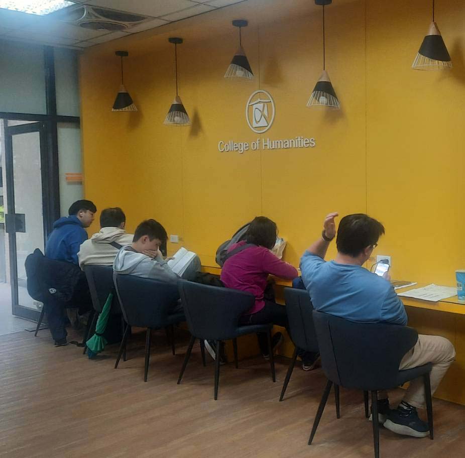 114學年度學測登場高雄一考區秩序良好 高師大開放多處供考生家長休息