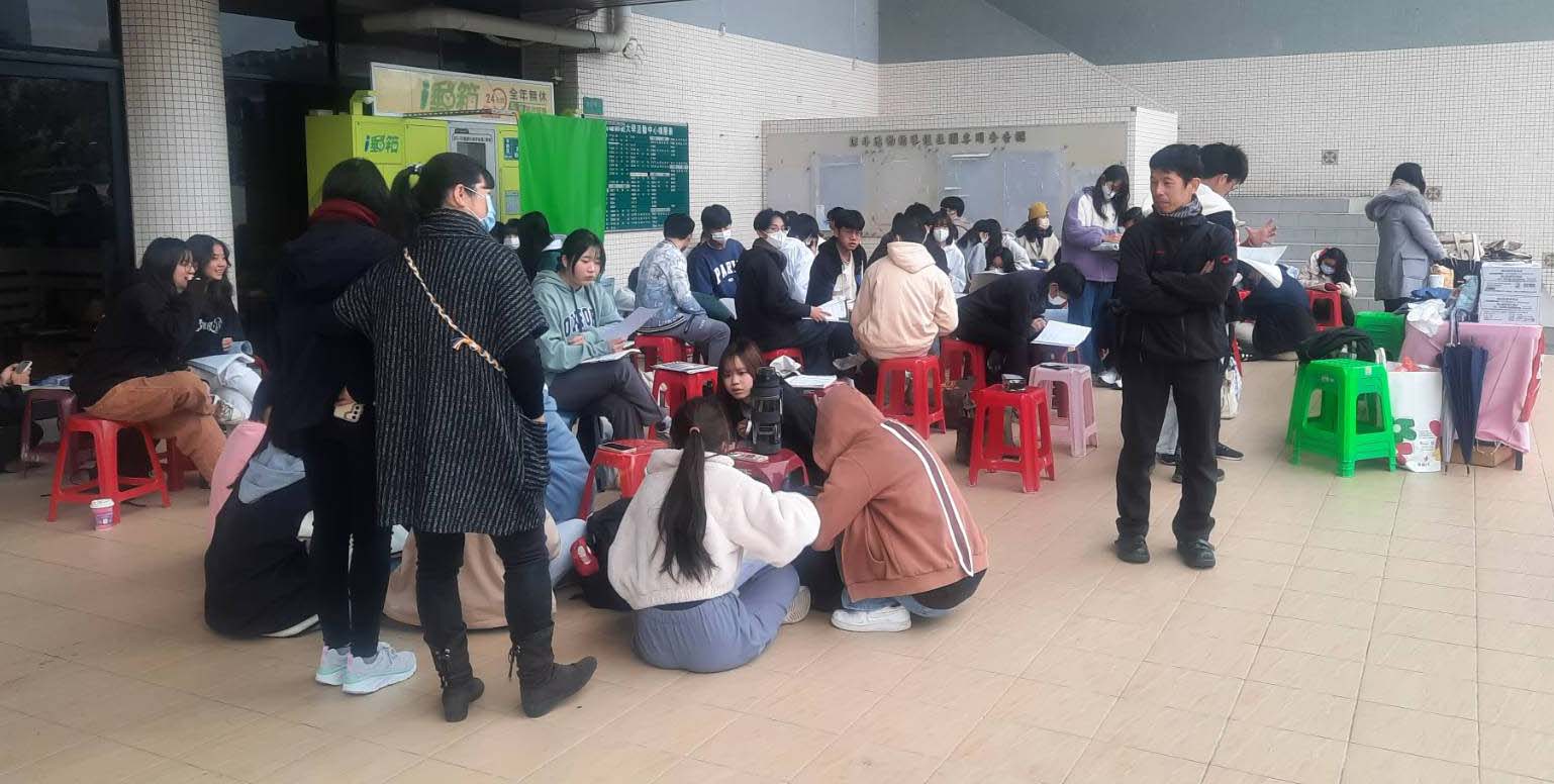 114學年度學測登場高雄一考區秩序良好 高師大開放多處供考生家長休息