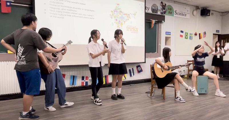 印度聖馬可世界學校師生訪高市前鎮高中交流7天 簽約合作強化多元學習