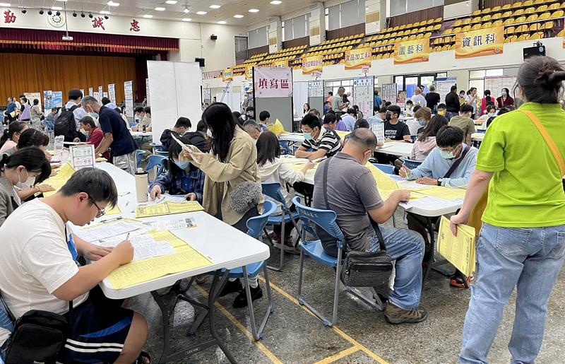 勞工局攜手南科管理局邀逾50家企業 前進岡山農工聯合徵才初步媒合率59%