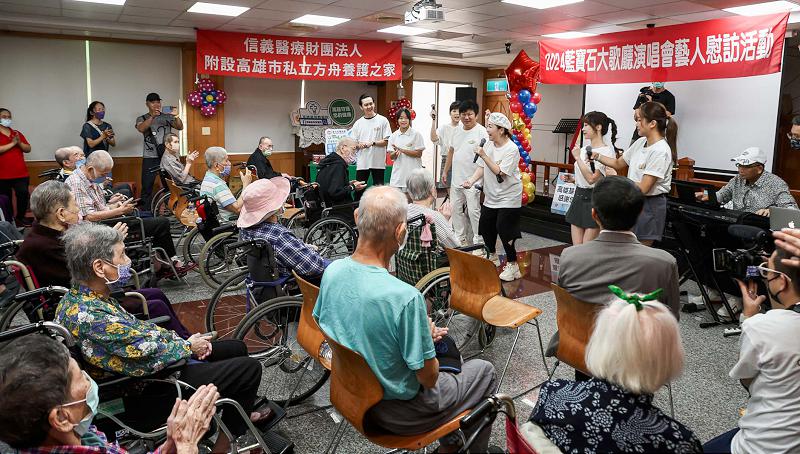 胡瓜領軍2024藍寶石大歌廳演唱會演出藝人慰訪長照機構住民 陳其邁同框訴感謝