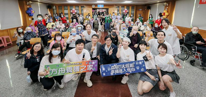胡瓜領軍2024藍寶石大歌廳演唱會演出藝人慰訪長照機構住民 陳其邁同框訴感謝