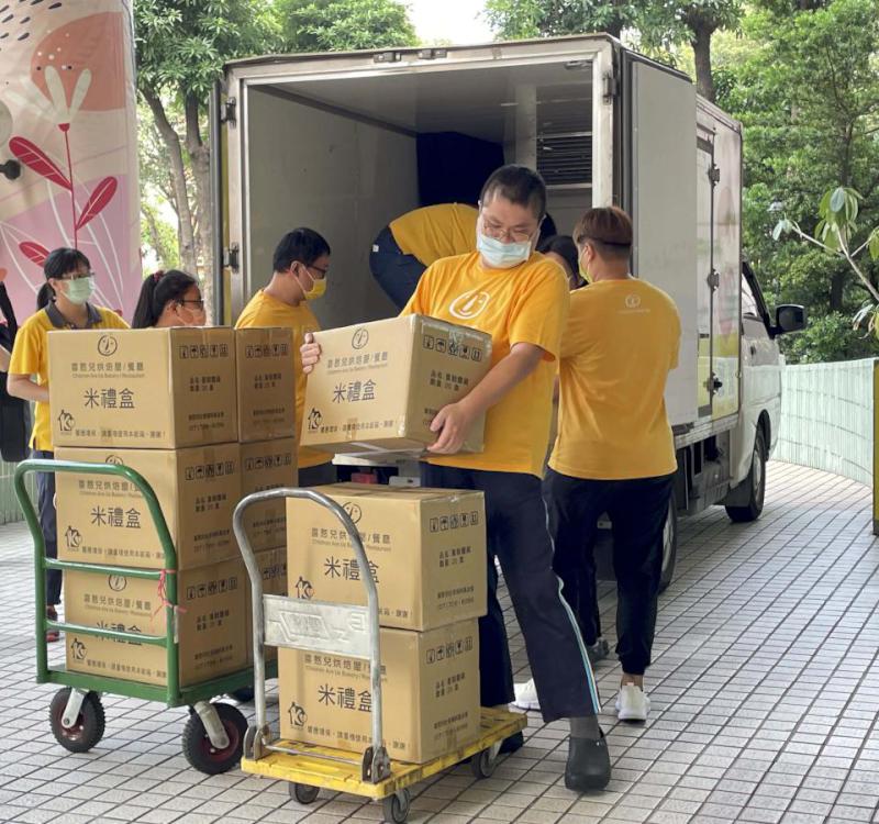 喜憨兒基金會募得320盒喜穀豐藏米 透過社會局長青中心轉贈獨居長者