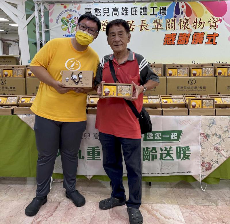 喜憨兒基金會募得320盒喜穀豐藏米 透過社會局長青中心轉贈獨居長者