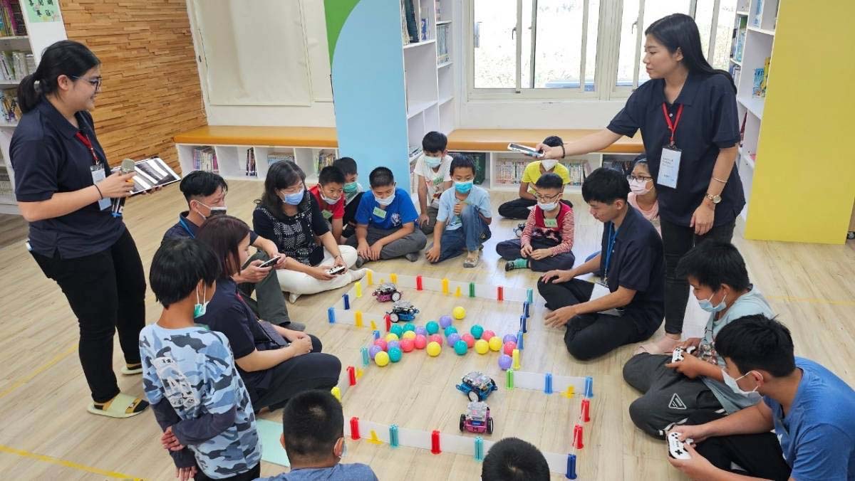 高市六龜區新威國小首攜手正修科大資管系 合辦機器人冬令營