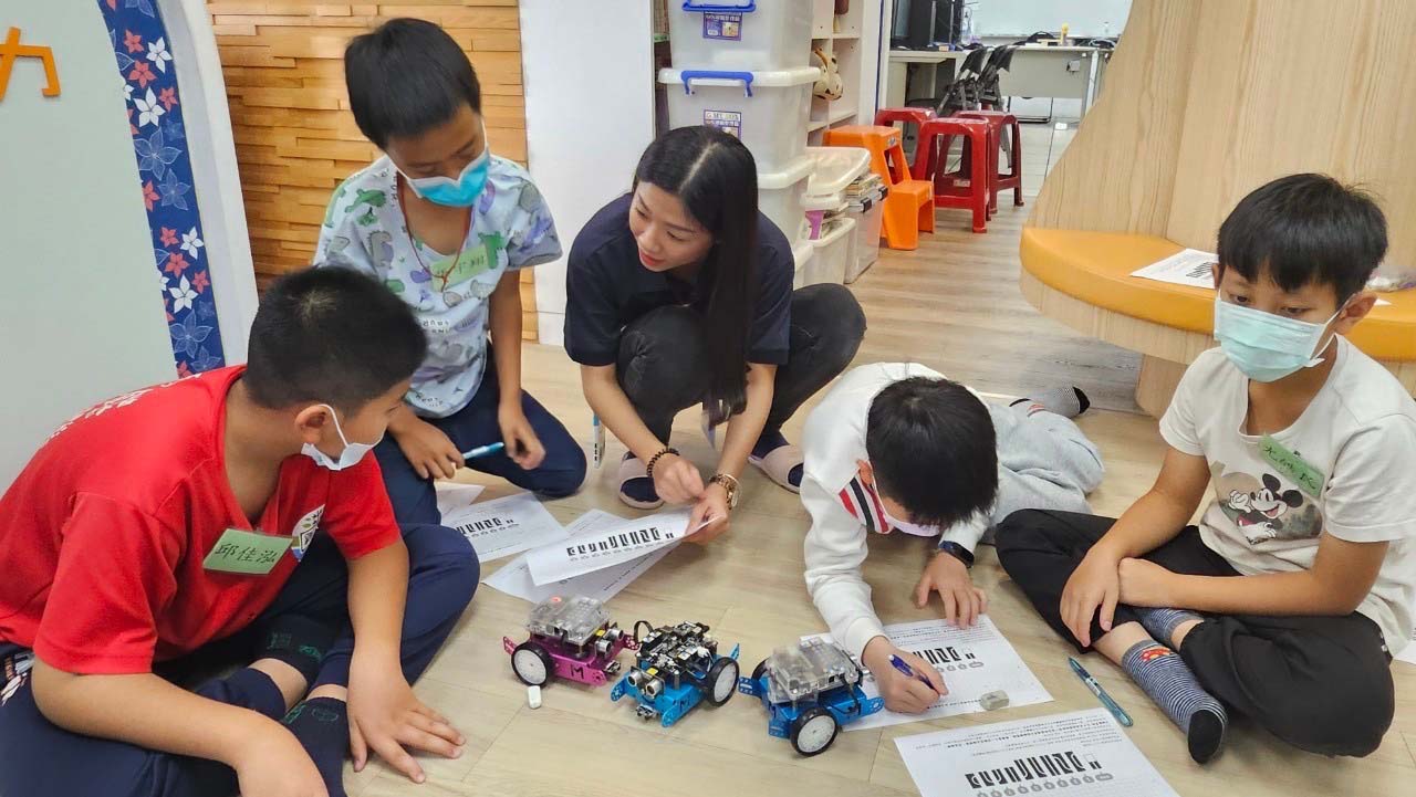 高市六龜區新威國小首攜手正修科大資管系 合辦機器人冬令營