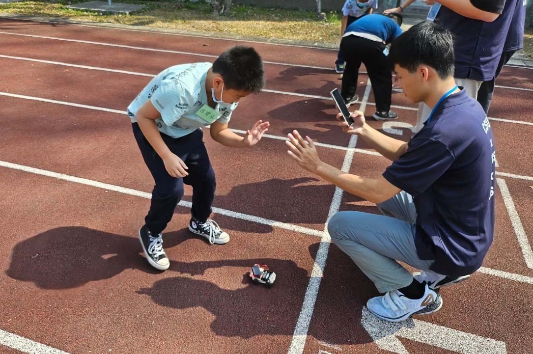 高市六龜區新威國小首攜手正修科大資管系 合辦機器人冬令營