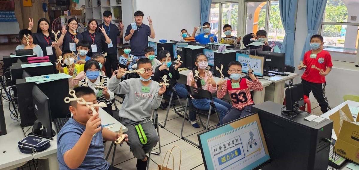 高市六龜區新威國小首攜手正修科大資管系 合辦機器人冬令營