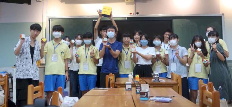 日本三重縣津高校睽違三年訪台 與高市中山高中生發表研究專題體驗科學實作