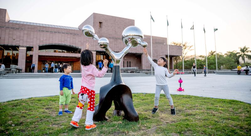 高美館《流於形式—梁任宏個展》開幕 匯聚25年創作歷程及近10年立體作品加繪畫