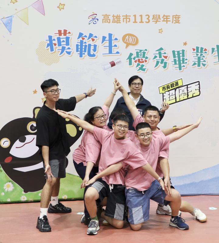 教育局113學年度模範生及畢業生與市長合影第2場 79歲模範生薛淑珠圓兒時夢