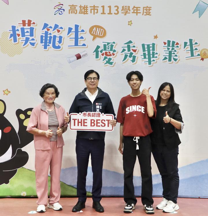 教育局113學年度模範生及畢業生與市長合影第2場 79歲模範生薛淑珠圓兒時夢