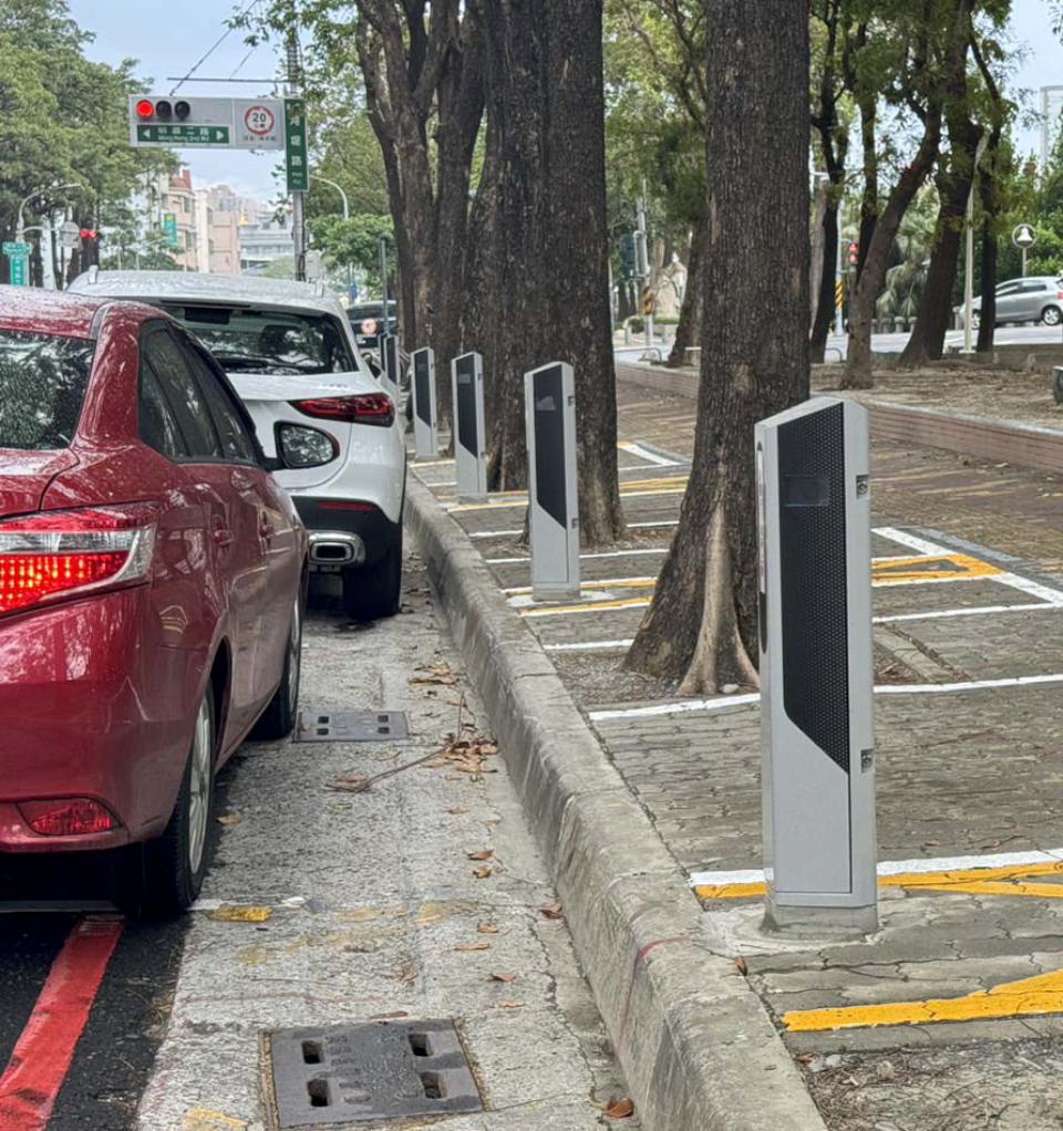 交通局委外佈建智慧停車格及地磁設備 管理收費車場揭示即時資訊