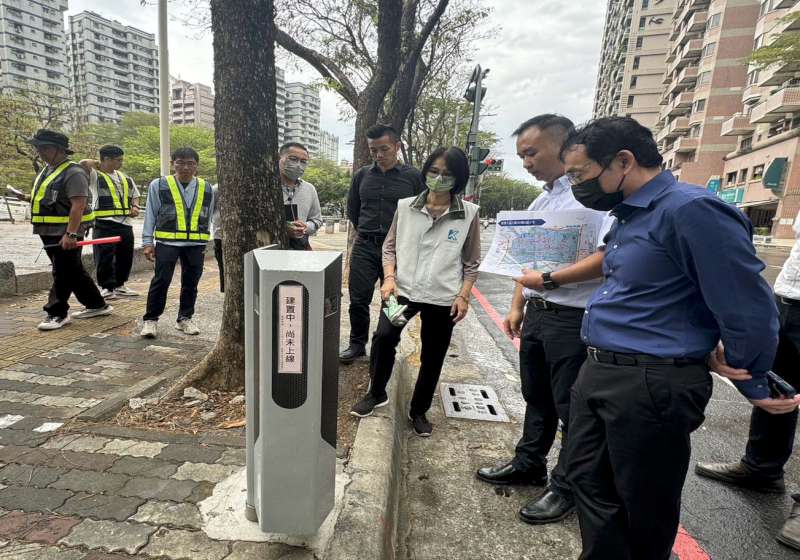 交通局委外佈建智慧停車格及地磁設備 管理收費車場揭示即時資訊