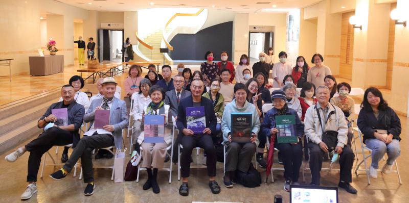 侯淑姿發表新書眷村女性影像書寫作品集暨論述集 高美館簽書會讀者