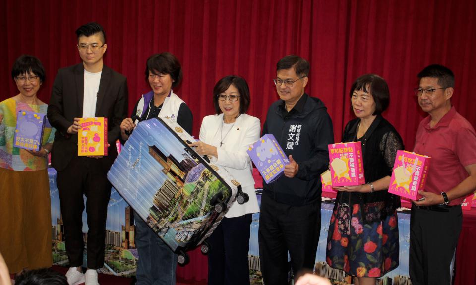 高市議會議長康裕成媒合營建商 贈3國中小高職學生行李箱出國參賽