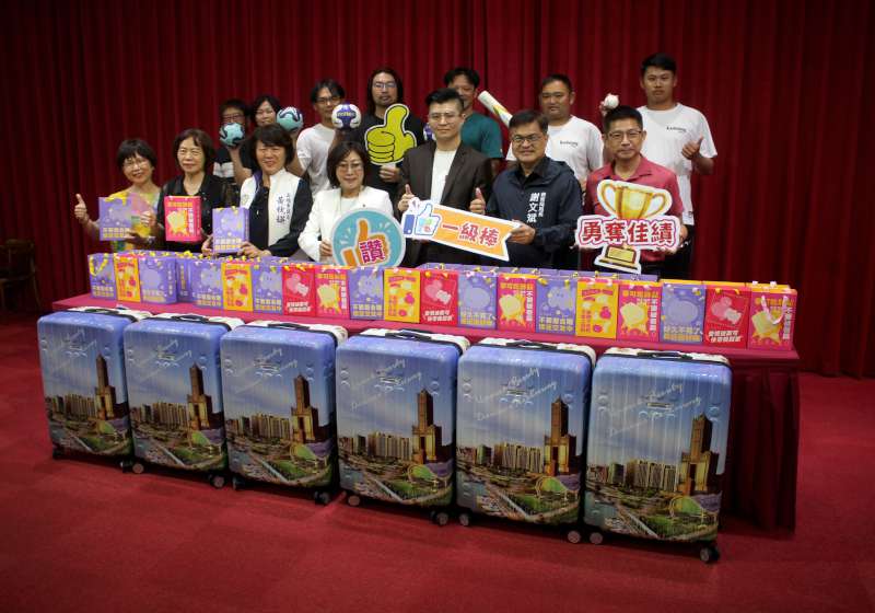高市議會議長康裕成媒合營建商 贈3國中小高職學生行李箱出國參賽