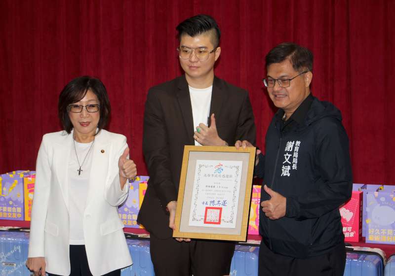 高市議會議長康裕成媒合營建商 贈3國中小高職學生行李箱出國參賽