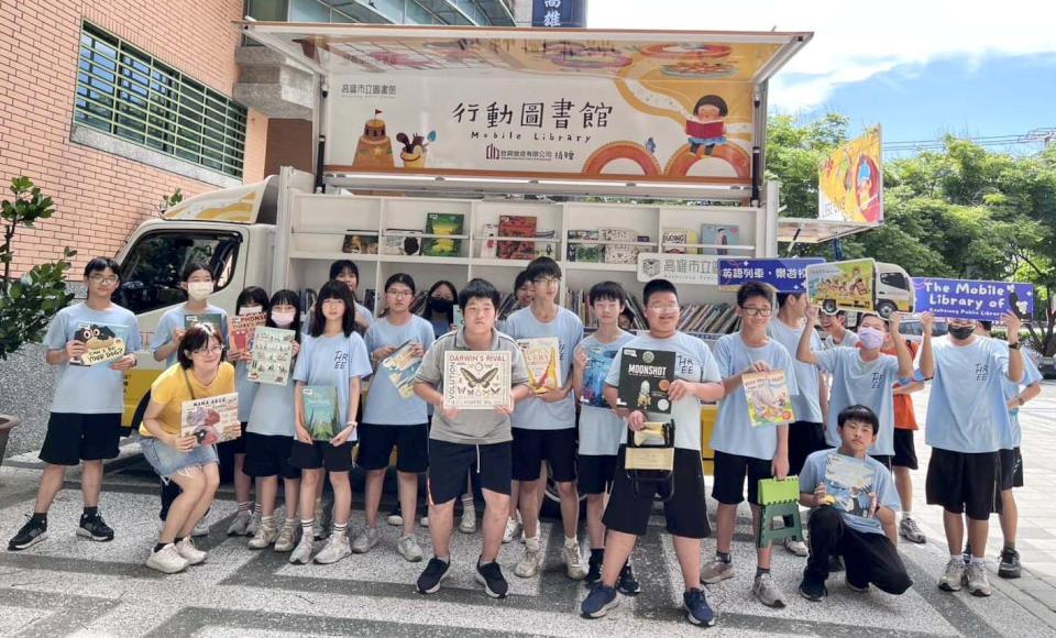 一甲國中校長李文欽領軍錄製有聲英文繪本 班會校定課程播放學生說有趣