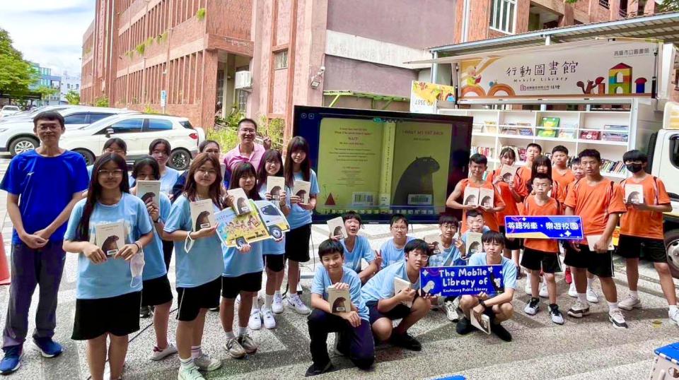 一甲國中校長李文欽領軍錄製有聲英文繪本 班會校定課程播放學生說有趣