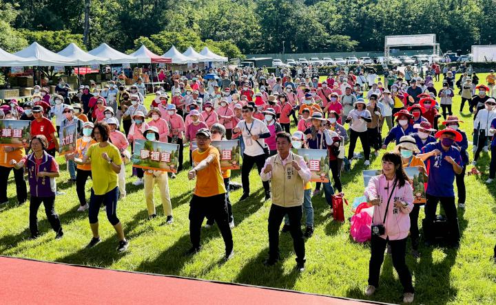 高雄長庚醫院健走同樂會2000人參與 各專科設攤健康評估衛教宣導