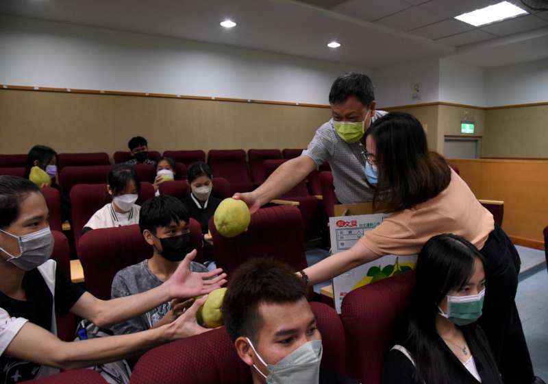 月餅柚子初體驗 嘉南藥大國際生快閃慶中秋