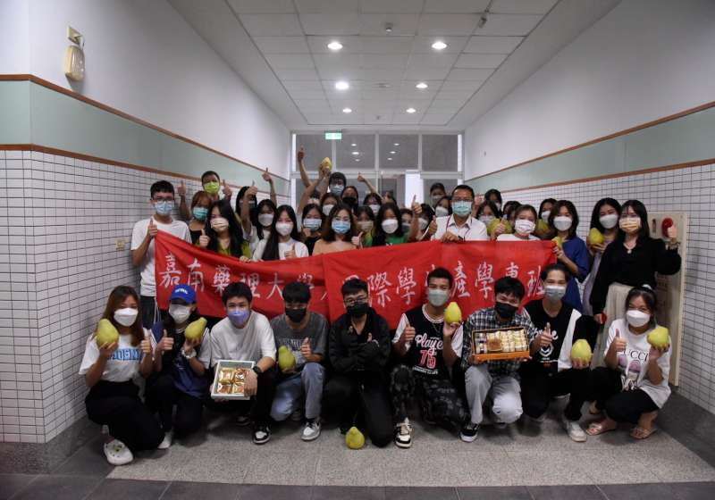 月餅柚子初體驗 嘉南藥大國際生快閃慶中秋