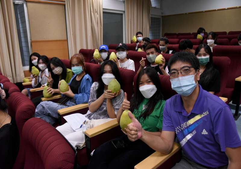 月餅柚子初體驗 嘉南藥大國際生快閃慶中秋