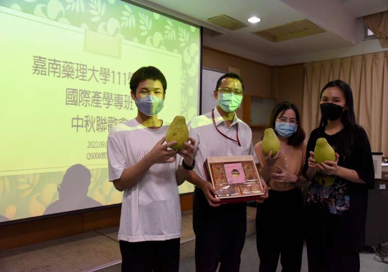 月餅柚子初體驗 嘉南藥大國際生快閃慶中秋