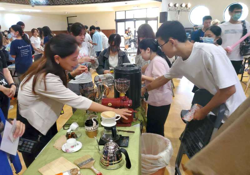 輔英科大社團博覽會加藝相逢文創市集 環科系校友林治學贈餅乾月餅快閃謝師恩