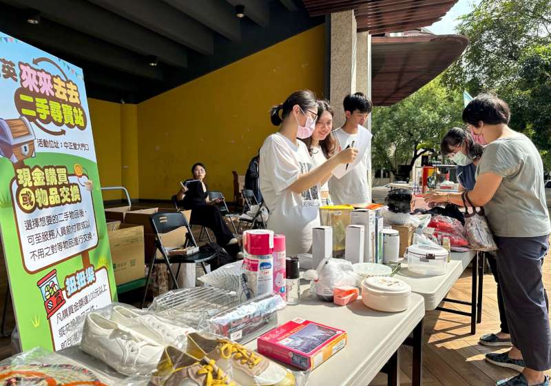 輔英科大社團博覽會加藝相逢文創市集 環科系校友林治學贈餅乾月餅快閃謝師恩