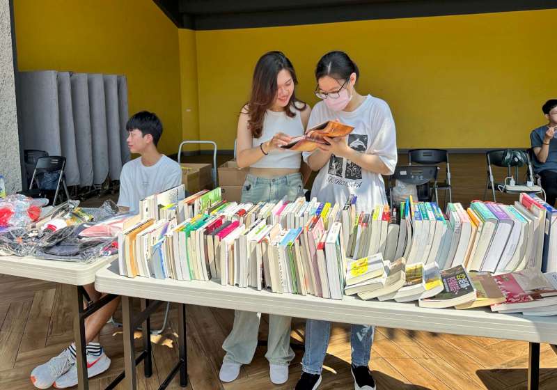 輔英科大社團博覽會加藝相逢文創市集 環科系校友林治學贈餅乾月餅快閃謝師恩