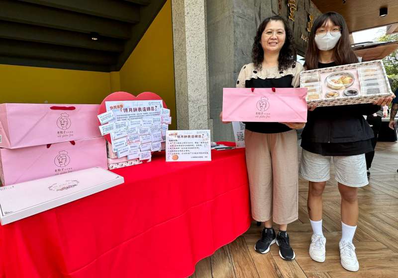 輔英科大社團博覽會加藝相逢文創市集 環科系校友林治學贈餅乾月餅快閃謝師恩