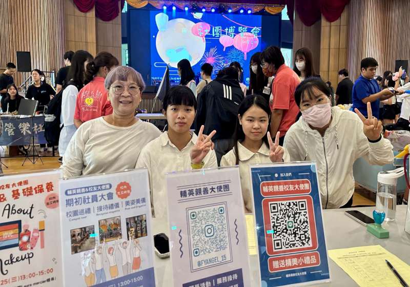 輔英科大社團博覽會加藝相逢文創市集 環科系校友林治學贈餅乾月餅快閃謝師恩