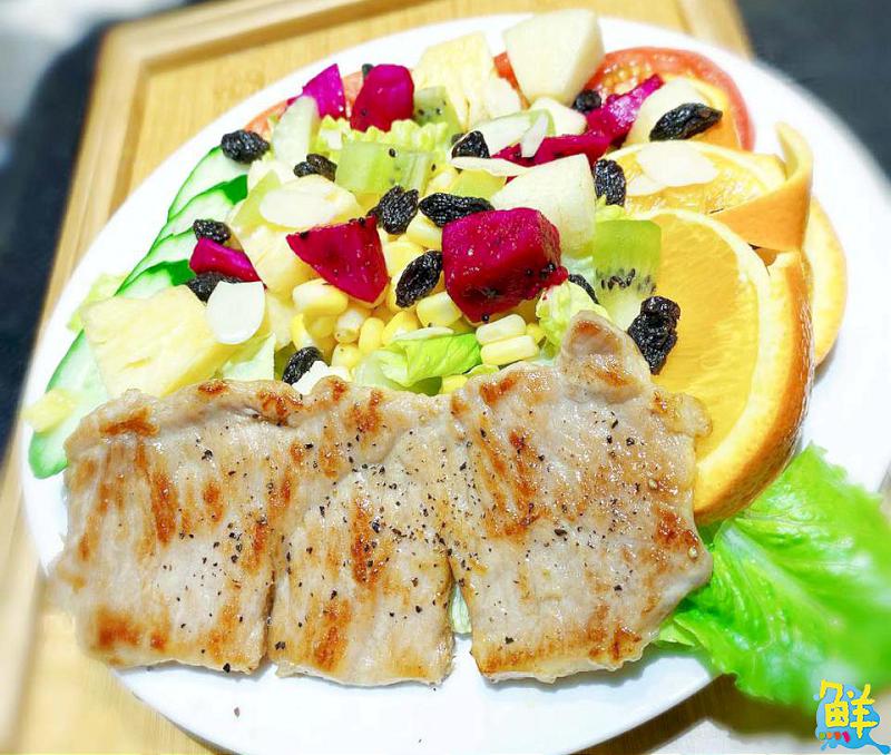 於深夜閃耀的美味光芒 柴柴啃吐司以美食溫暖擁抱您