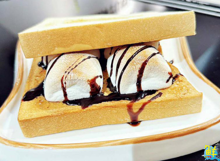 於深夜閃耀的美味光芒 柴柴啃吐司以美食溫暖擁抱您