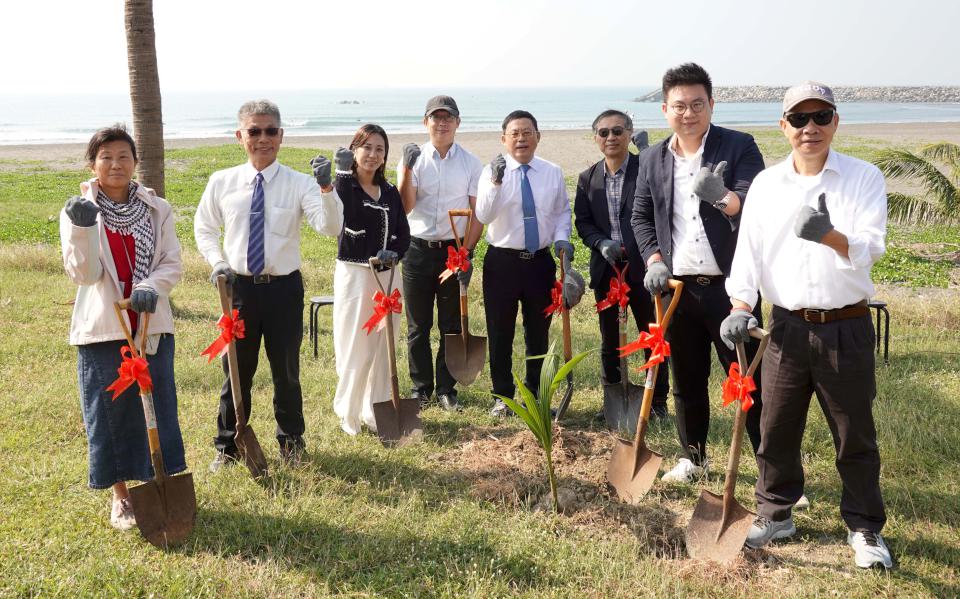 中山大學碳索實驗室椰林吸碳計畫 旗津海水浴場遍植60棵可可椰年吸碳量1500公斤