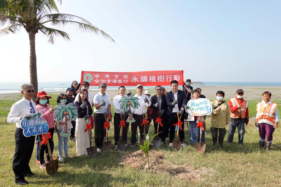 中山大學碳索實驗室椰林吸碳計畫 旗津海水浴場遍植60棵可可椰年吸碳量1500公斤