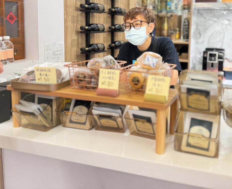 高雄好地方協進會品牌雞湯第三堂課訪機能性內衣總部 社福團體青年手沖咖啡待客