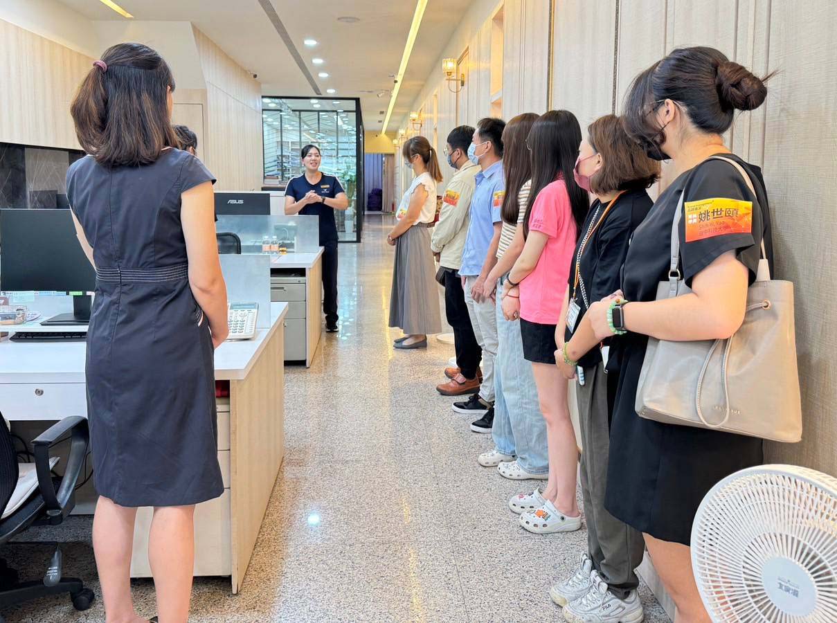 高雄好地方協進會品牌雞湯第三堂課訪機能性內衣總部 社福團體青年手沖咖啡待客