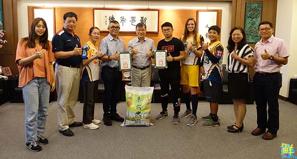 新世紀環保董座吳尚謙賢伉儷贈白米 嘉惠樹科大84名經濟弱勢學生