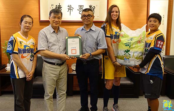 新世紀環保董座吳尚謙賢伉儷贈白米 嘉惠樹科大84名經濟弱勢學生