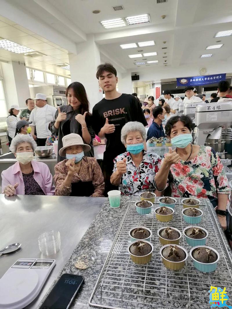 「芝」心交流！ 嘉藥餐旅系結合USR 以芝麻點心聯結長輩與國際生