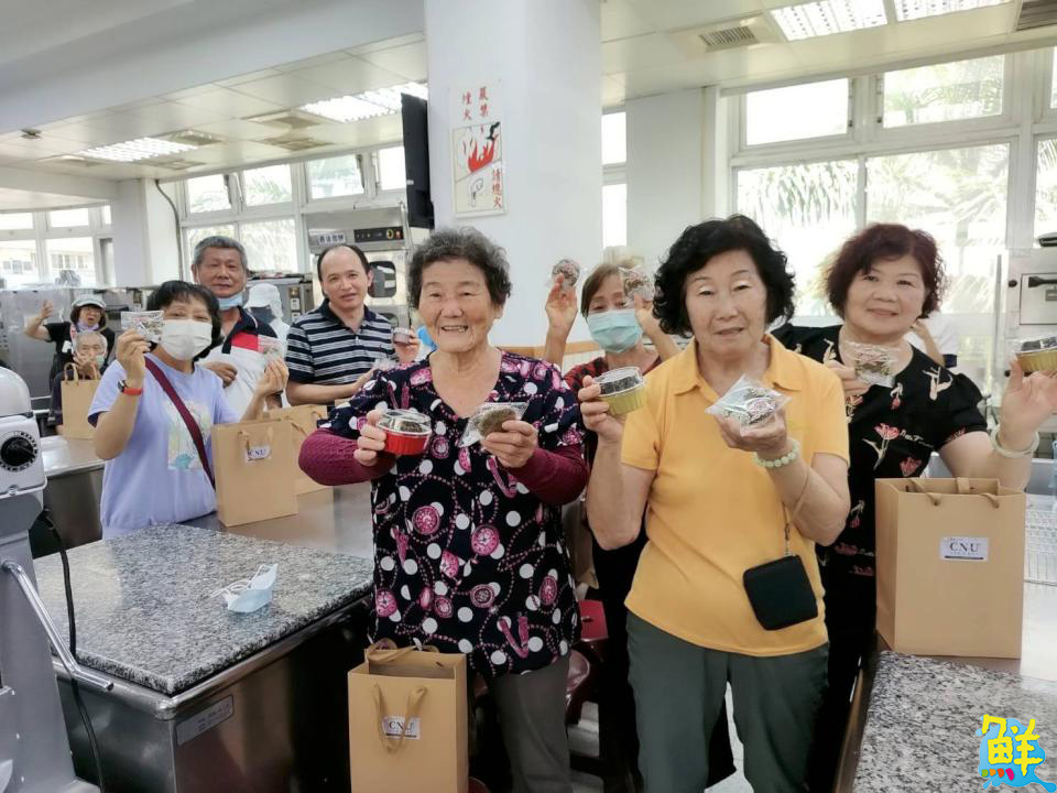 「芝」心交流！ 嘉藥餐旅系結合USR 以芝麻點心聯結長輩與國際生