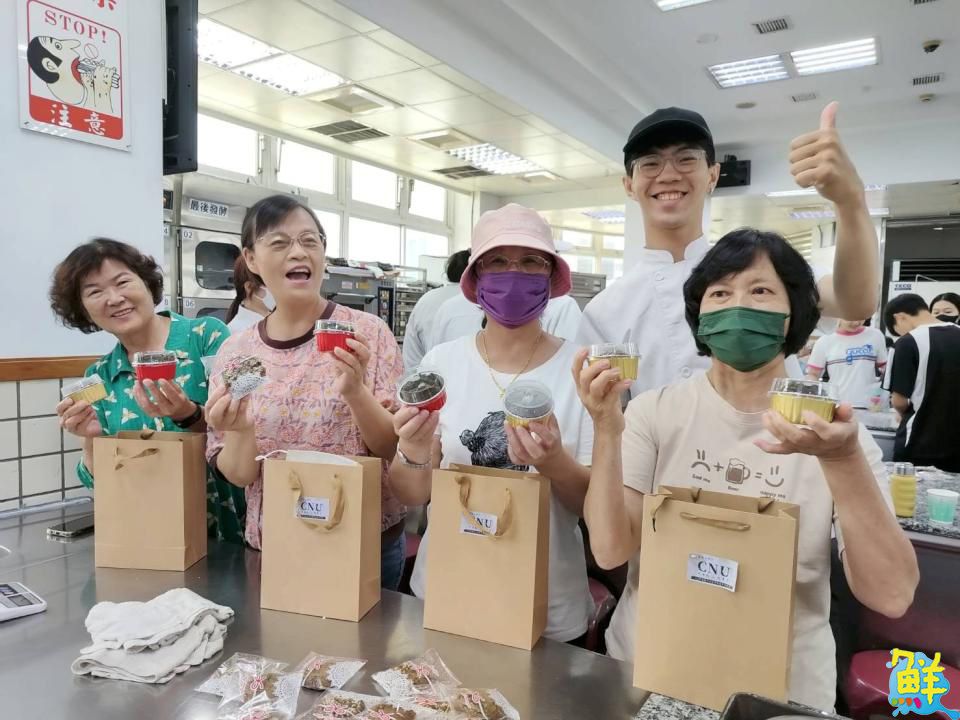 「芝」心交流！ 嘉藥餐旅系結合USR 以芝麻點心聯結長輩與國際生